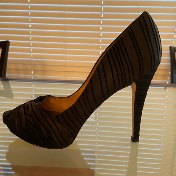 Badgely Mischka Black Satin Peep Toe Heels - Picture 4 of 9